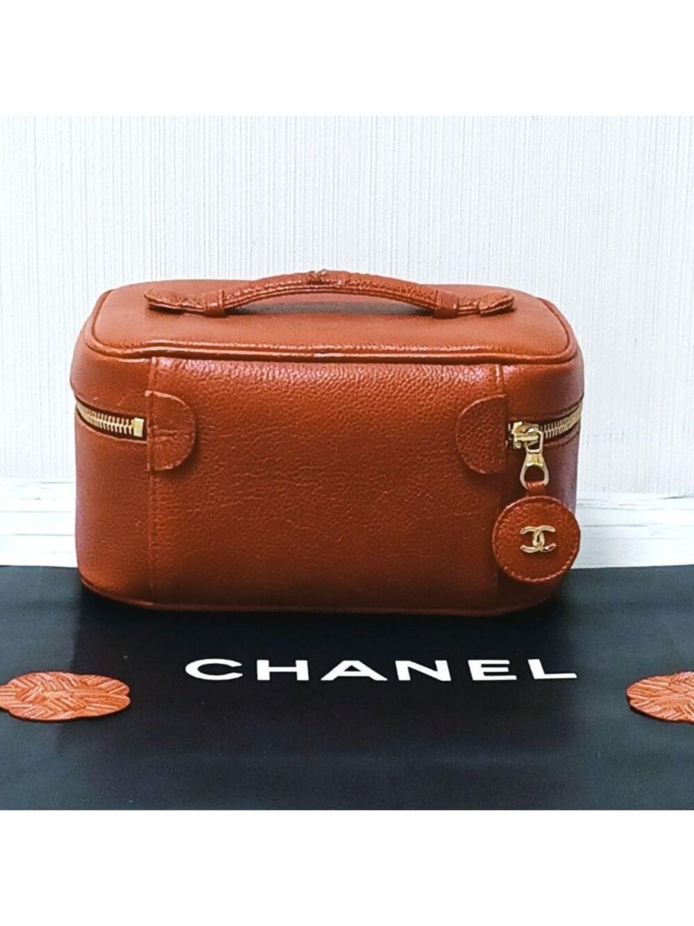 ★SOLD★ Chanel Vanity Pouch Caviar Leather Red CC Logo Gold - Picture 2 of 10